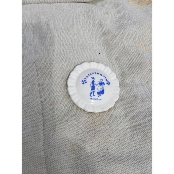 Vintage 2” Frankenmuth Dutch Michigan magnet blue white German traditional - Picture 4 of 9